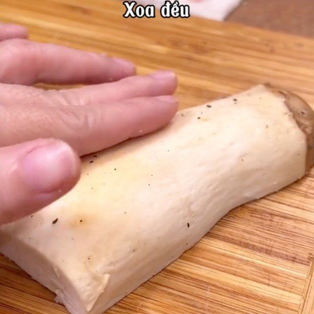 Step 1 Prepare the ingredients for pan-fried chicken thigh mushrooms