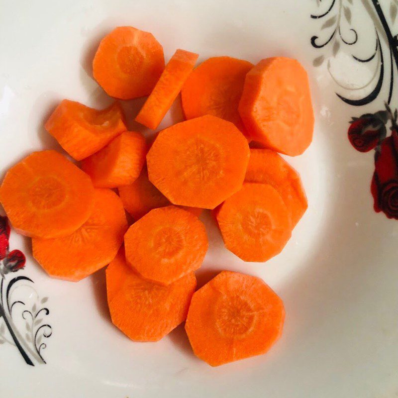 Step 1 Prepare ingredients for pineapple (thơm) carrot smoothie
