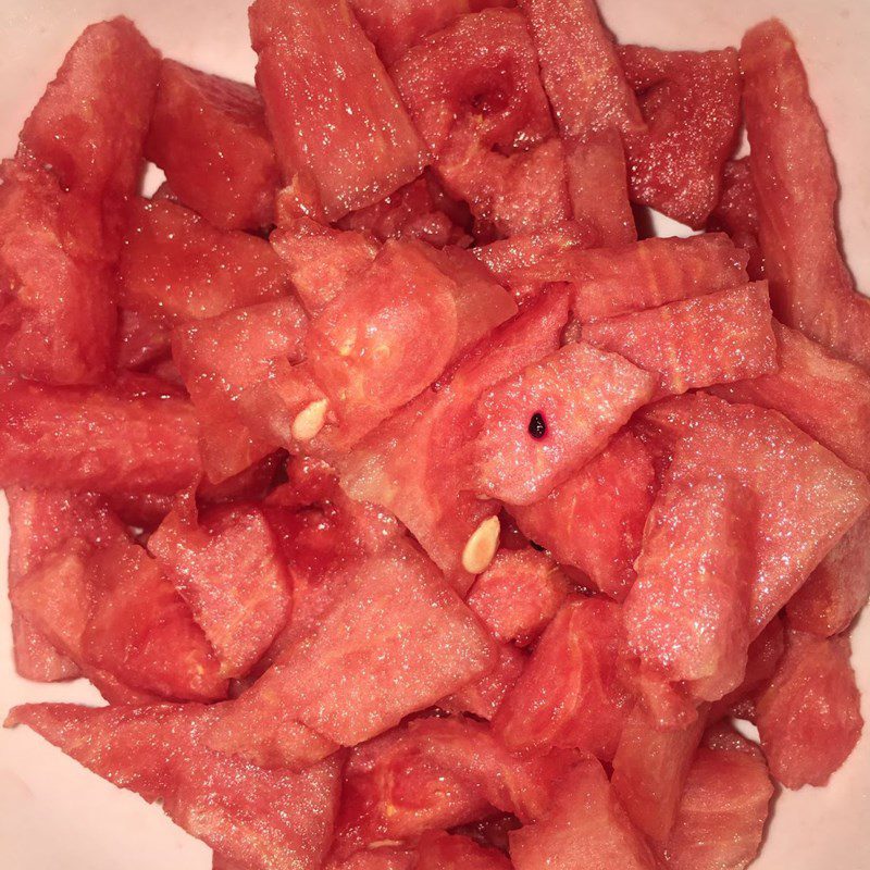 Step 1 Prepare the ingredients for pineapple (thơm) watermelon smoothie