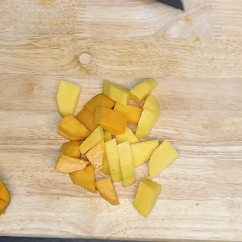 Step 1 Prepare ingredients for pineapple (thơm) mango smoothie
