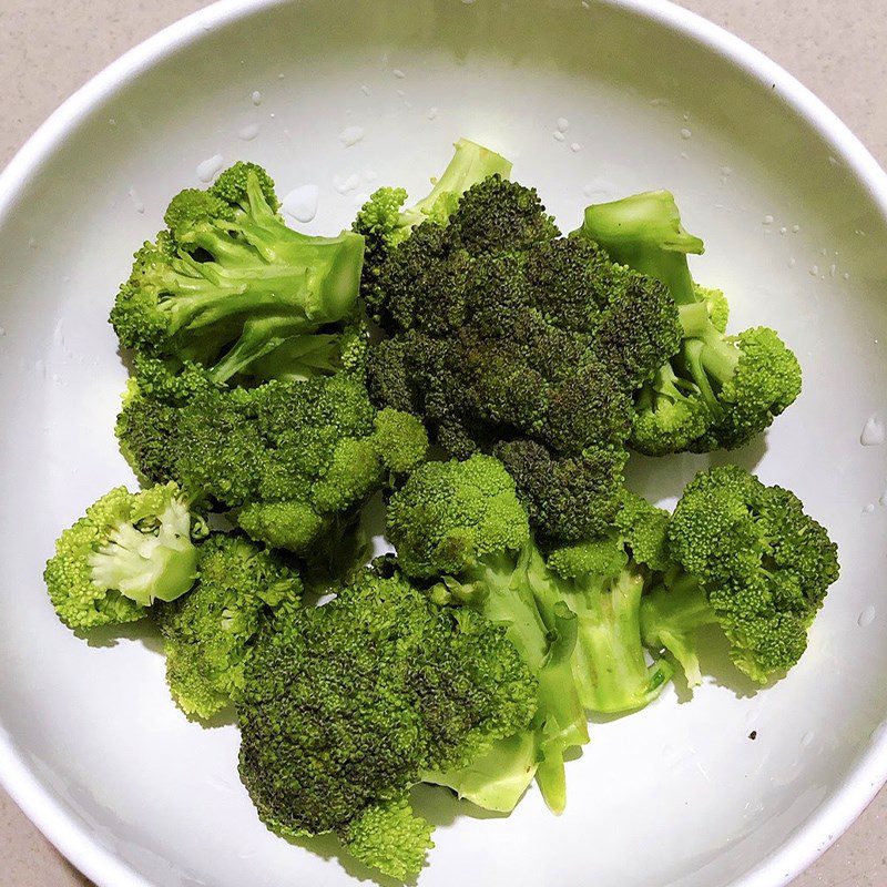 Step 1 Prepare the ingredients for Stir-fried Broccoli (Cauliflower) with Carrots