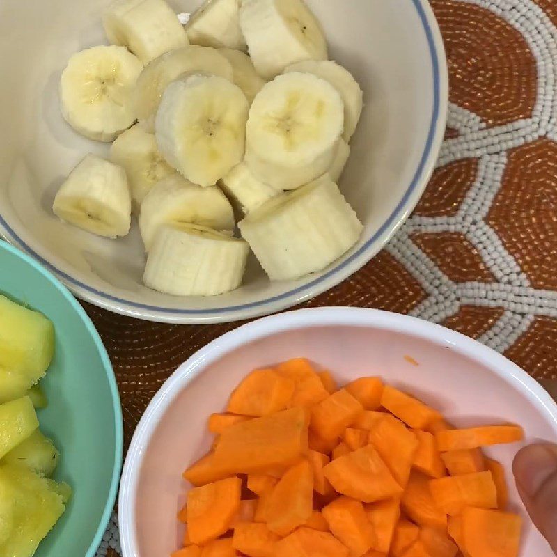 Step 1 Prepare ingredients for pineapple (thơm) carrot smoothie