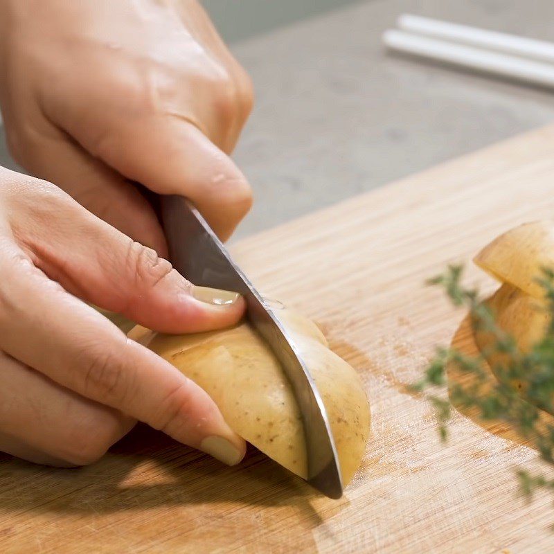 Step 1 Prepare the ingredients for cheesy baked potatoes using an air fryer