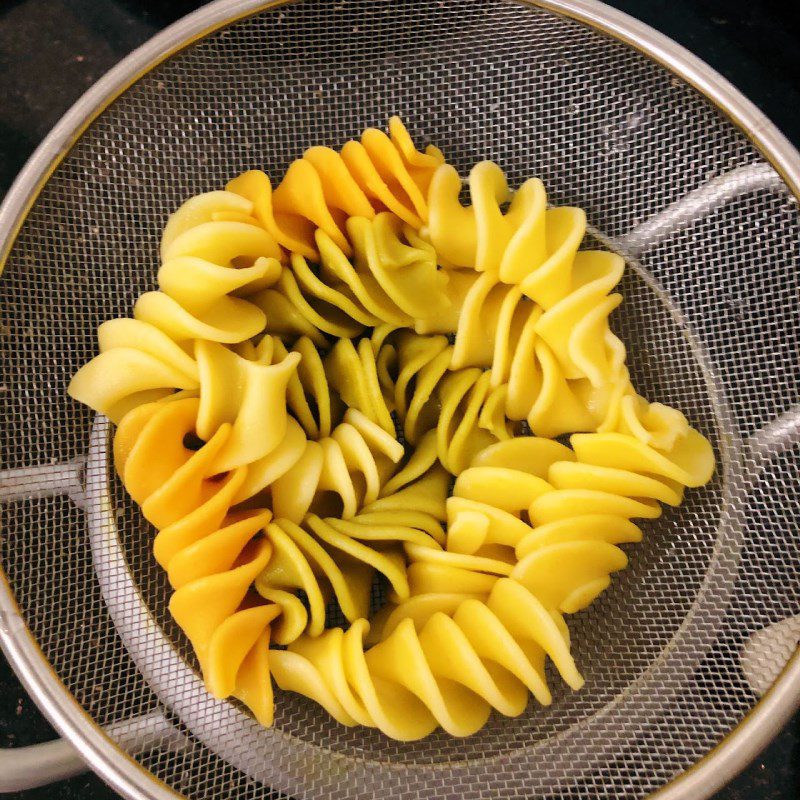 Step 1 Prepare the ingredients for macaroni with salmon cream sauce