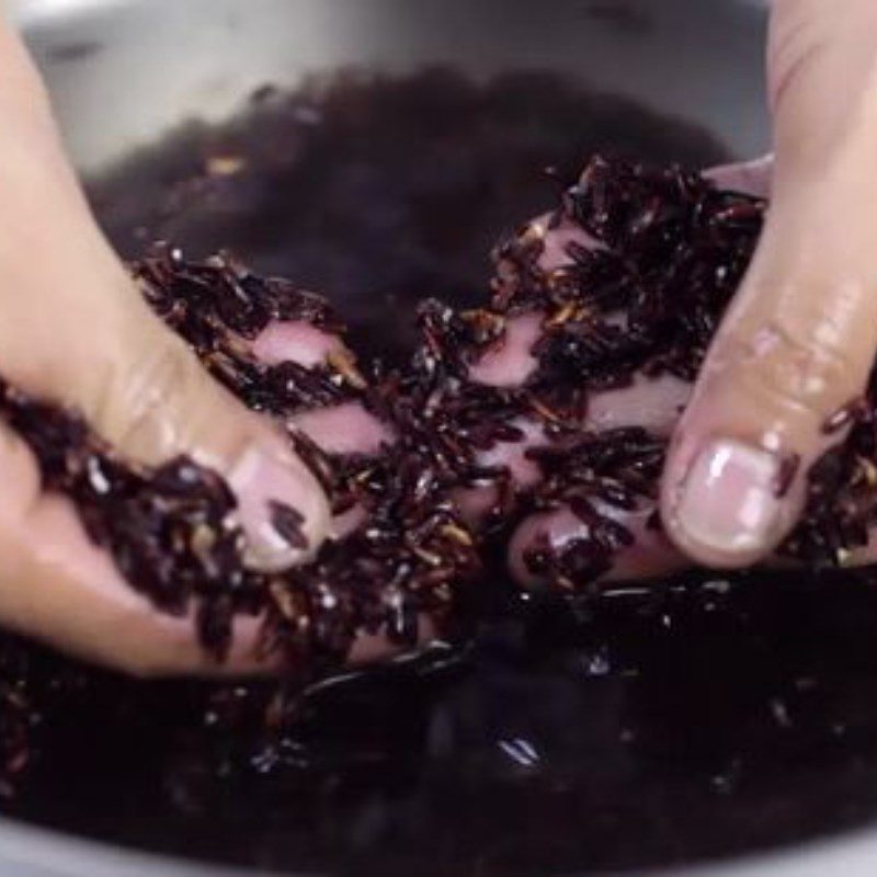 Step 1 Prepare the ingredients for Black Bean Sticky Rice Dessert - Purple Sticky Rice