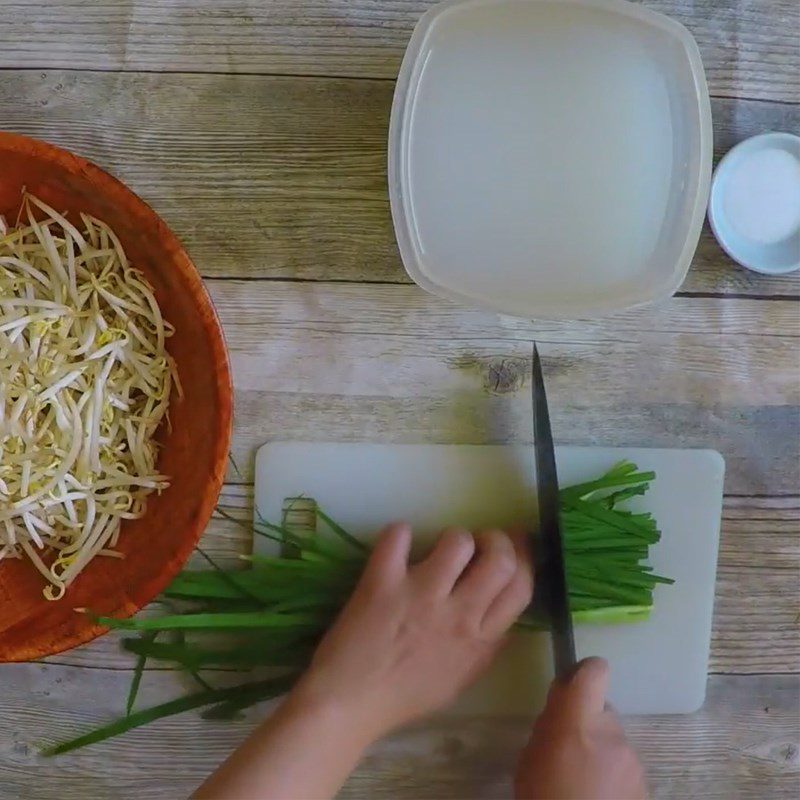 Step 1 Prepare the ingredients for Chives and Bean Sprouts Pickles with Rice Water