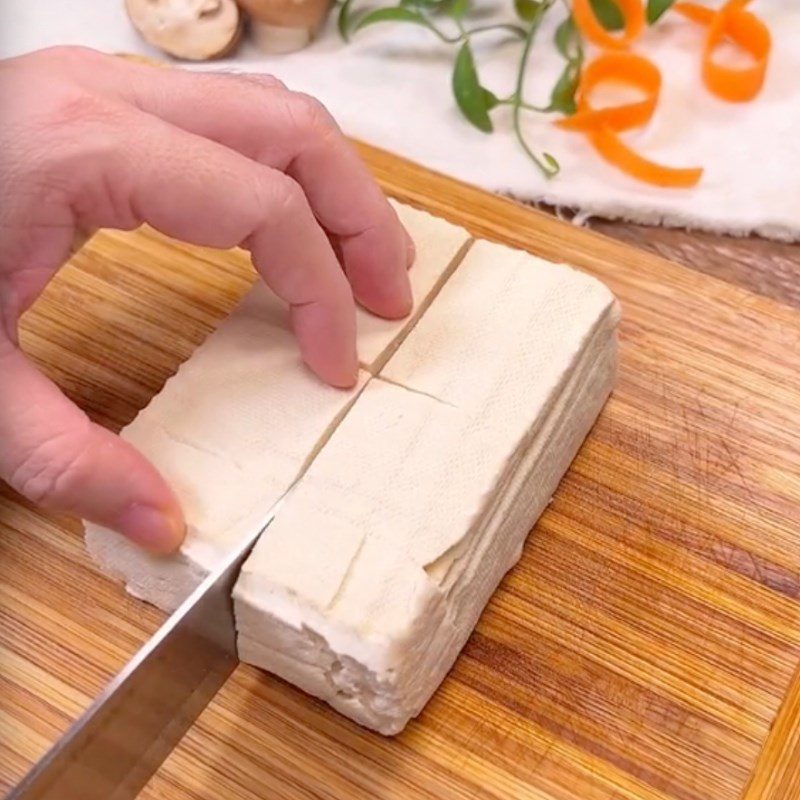 Step 1 Prepare the ingredients for steamed tofu with mushrooms (Recipe shared by Tiktok Green Vegetarian Kitchen)