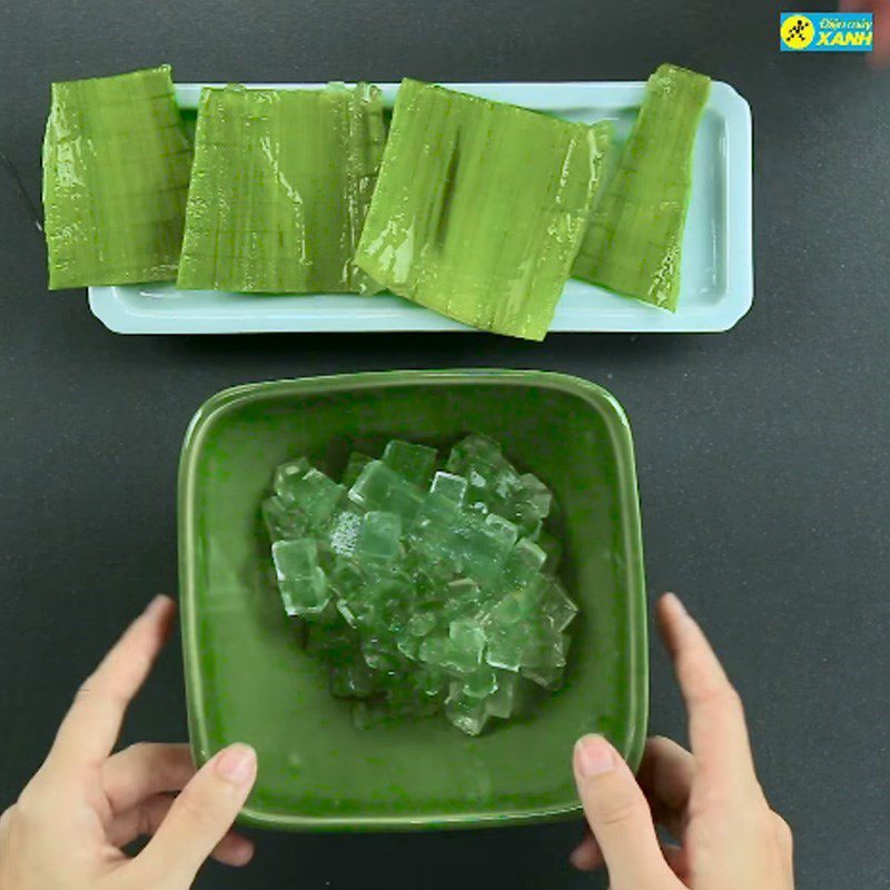 Step 1 Prepare Aloe Vera for Aloe Vera with Rock Sugar