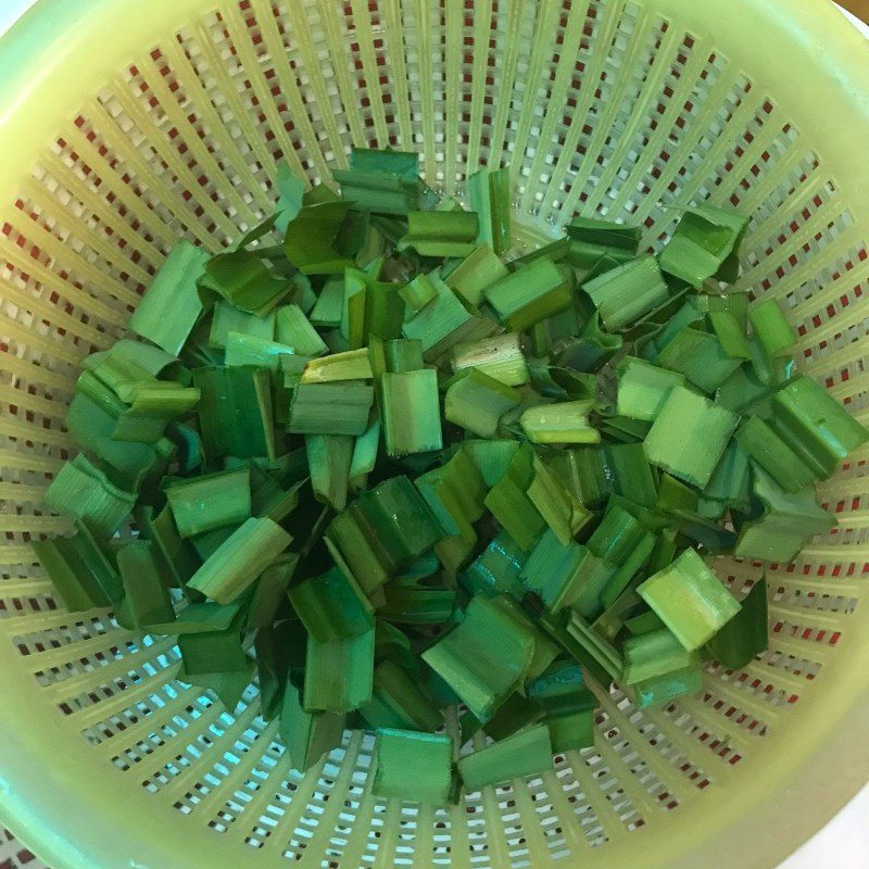 Step 1 Prepare the ingredients for Pineapple Leaf Milk