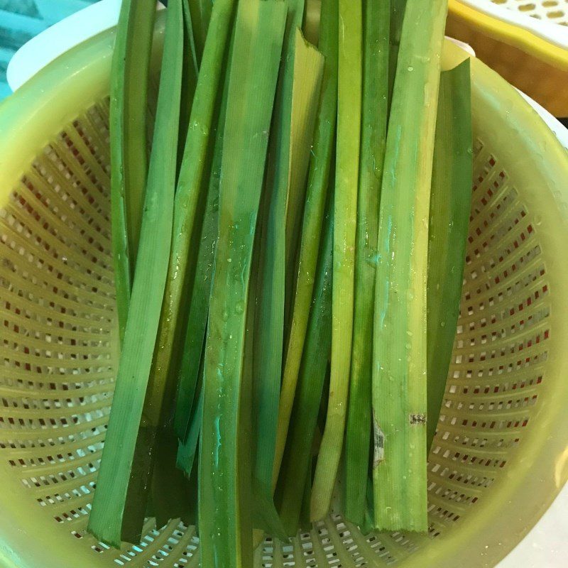 Step 1 Prepare the ingredients for Pineapple Leaf Milk