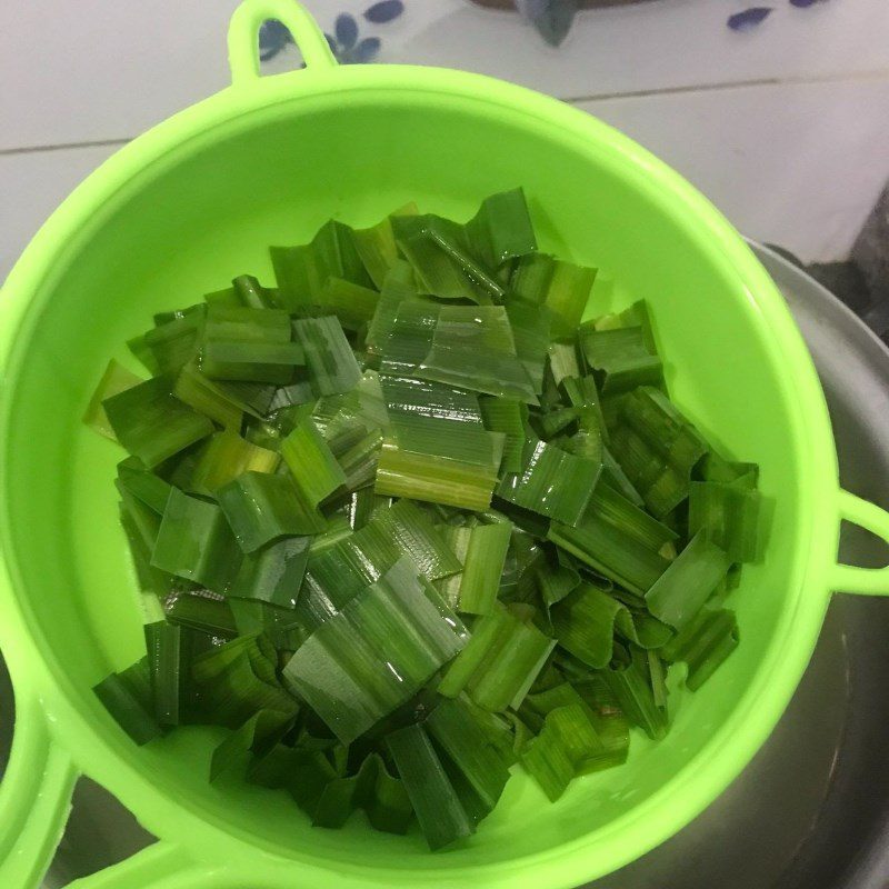 Step 1 Prepare the ingredients for Pineapple Leaf Milk