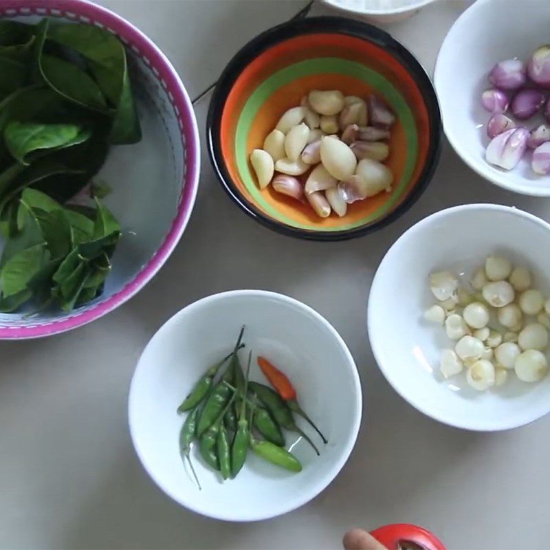 Step 1 Prepare the ingredients for Grilled black chicken with lime leaves and shallots