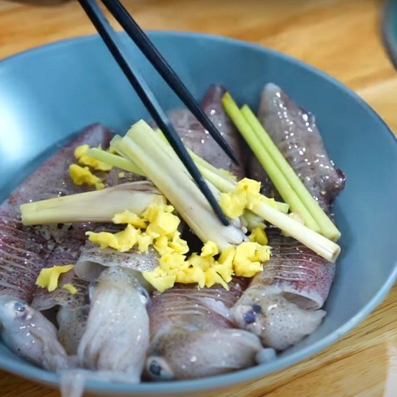 Step 1 Prepare the ingredients for Beer Steamed Squid