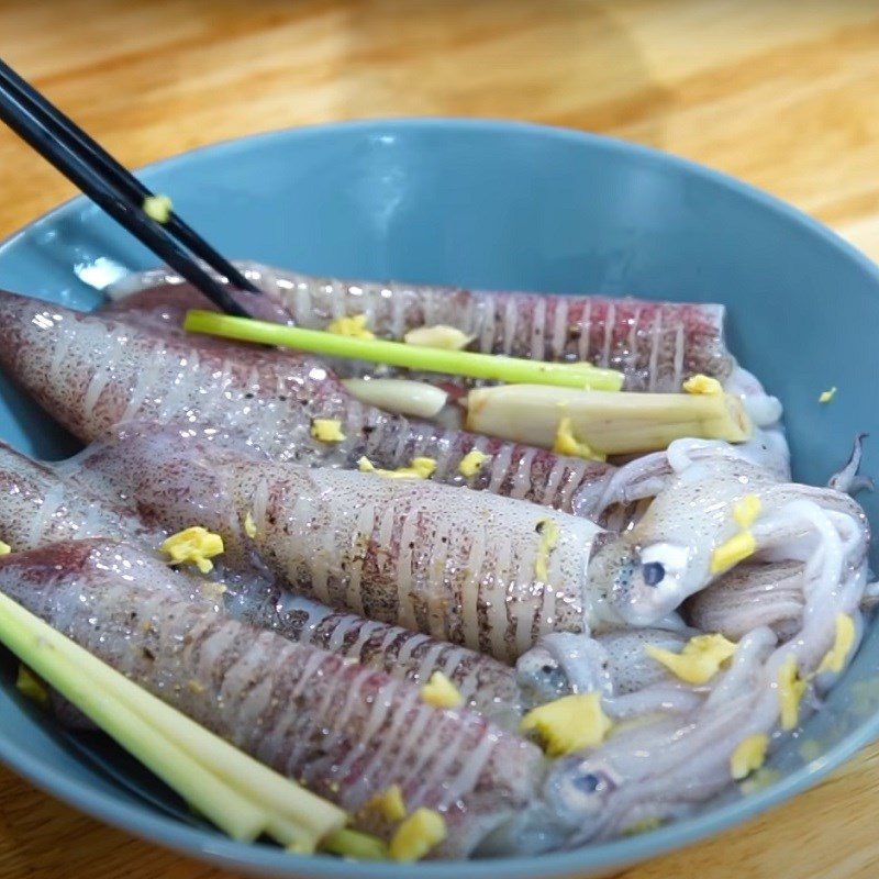 Step 1 Prepare the ingredients for Beer Steamed Squid