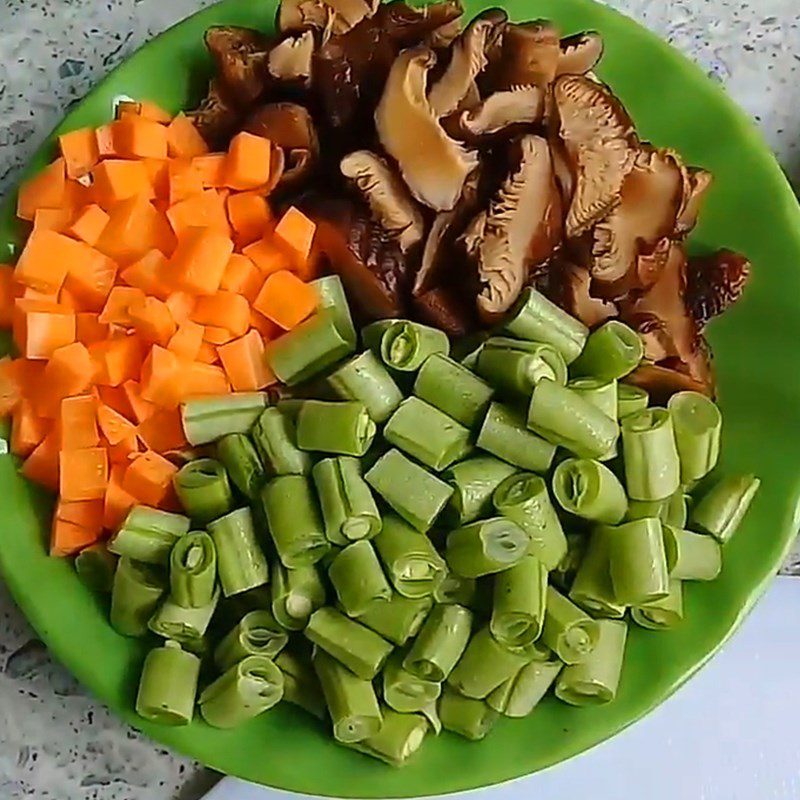 Step 2 Prepare the ingredients Brown rice steamed with lotus leaves