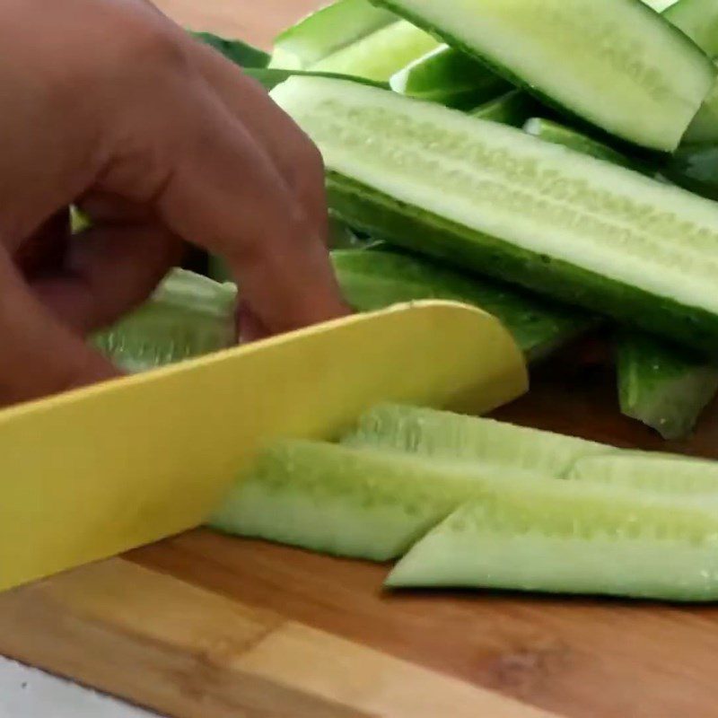 Step 1 Prepare the ingredients for cucumber mint spinach smoothie