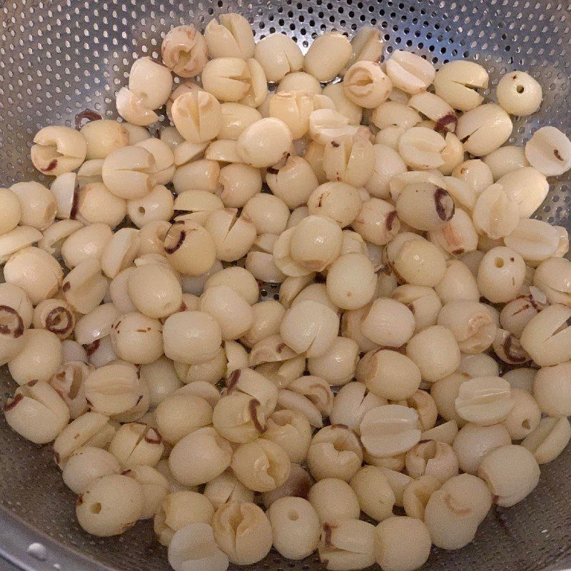 Step 1 Prepare ingredients for black chicken and lotus seed porridge (recipe shared by a user)