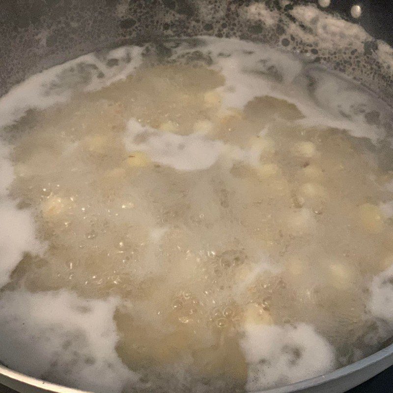 Step 1 Prepare ingredients for black chicken and lotus seed porridge (recipe shared by a user)