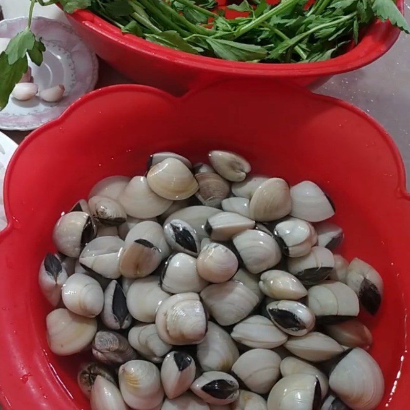 Step 1 Prepare the ingredients for sour and spicy clam noodles