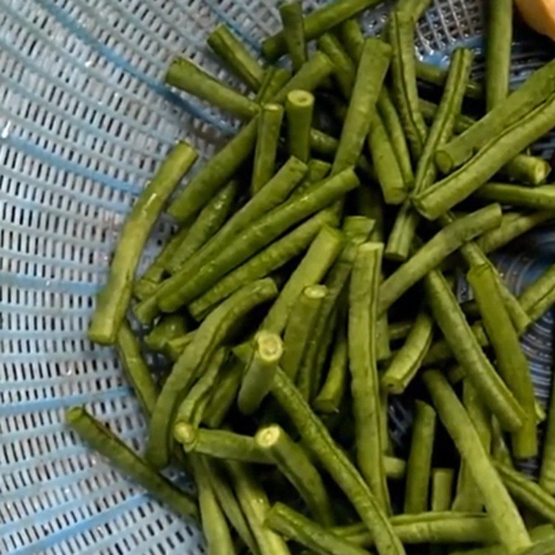 Step 1 Prepare the ingredients for Stir-fried Straw Mushrooms with Green Beans