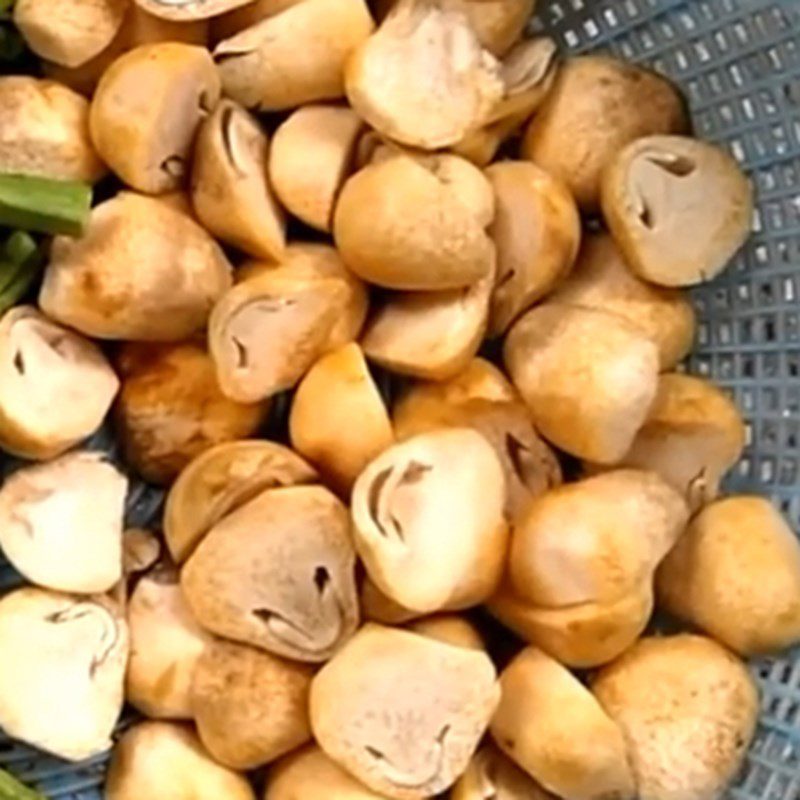 Step 1 Prepare the ingredients for Stir-fried Straw Mushrooms with Green Beans