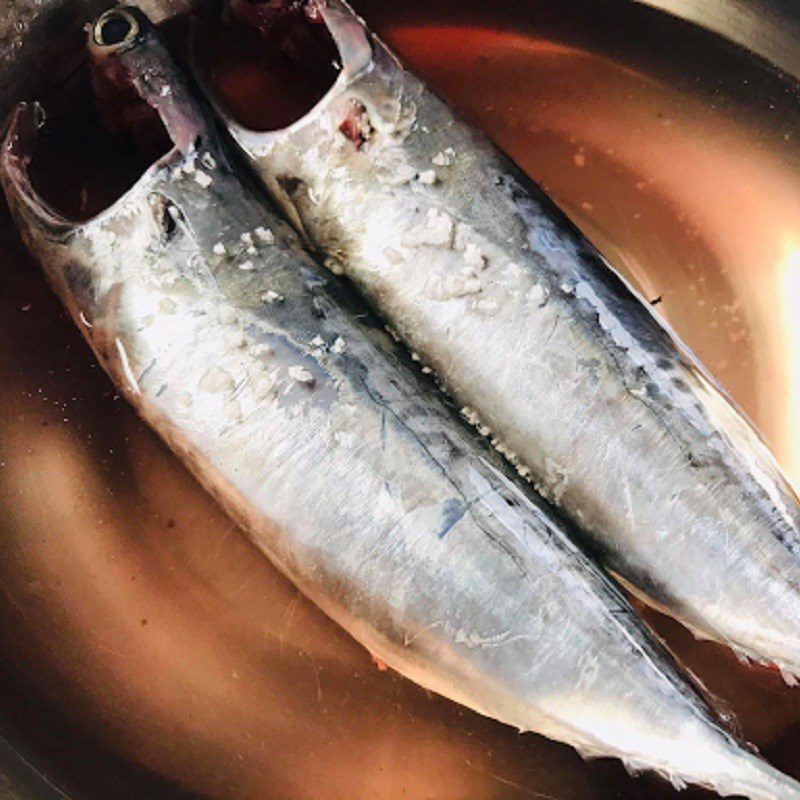 Step 1 Prepare the ingredients for grilled fish with lemongrass and chili