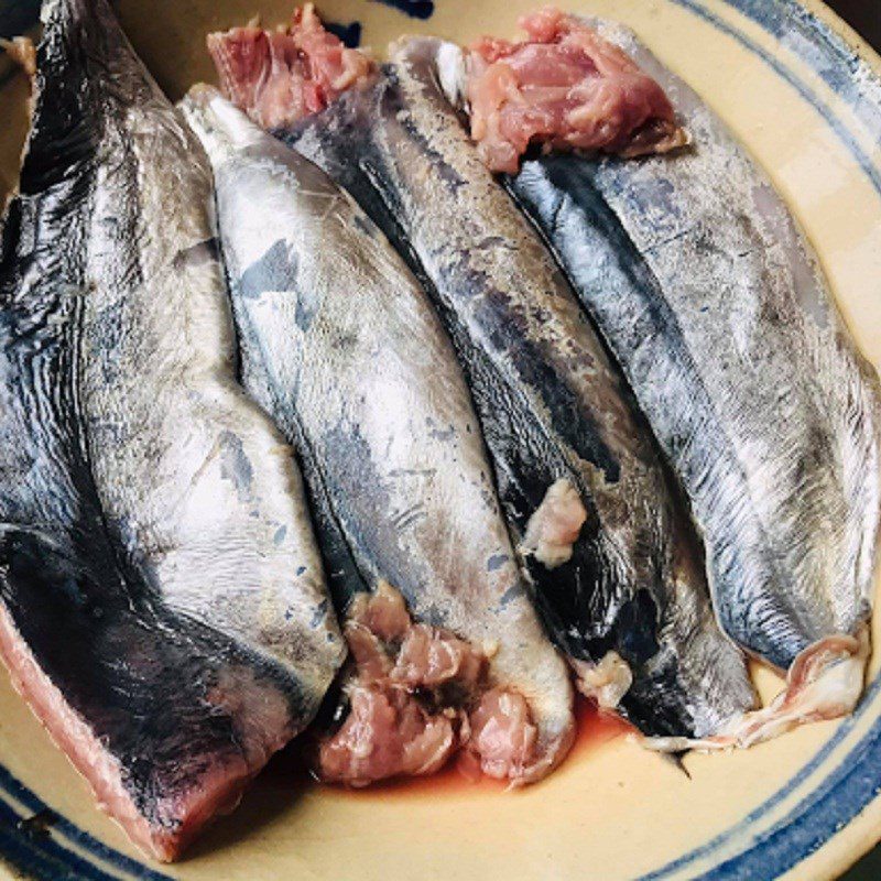 Step 1 Prepare the ingredients for grilled fish with lemongrass and chili