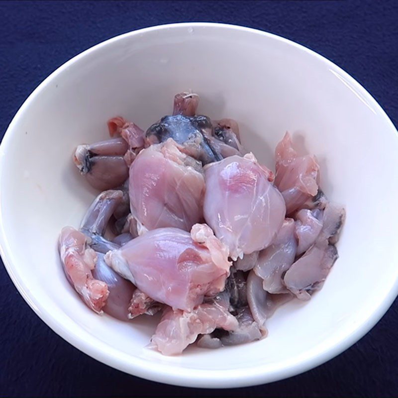 Step 1 Prepare the ingredients for stir-fried frog with pickled shallots