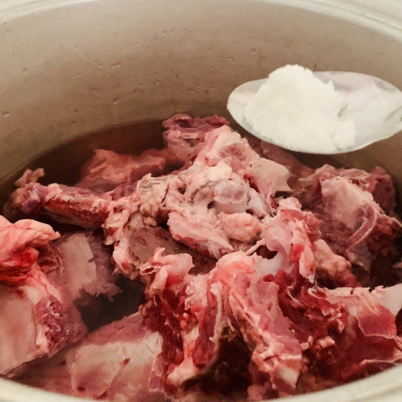 Step 1 Prepare the ingredients for Beef Bone Noodles