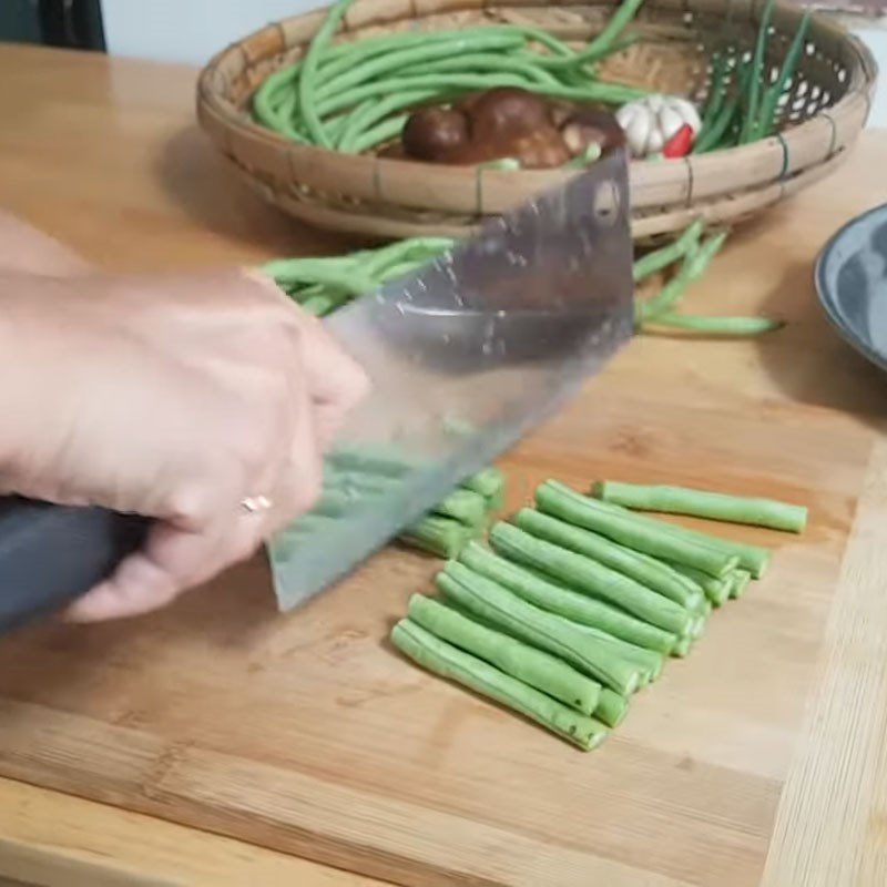 Step 1 Prepare ingredients for stir-fried green beans with shiitake mushrooms