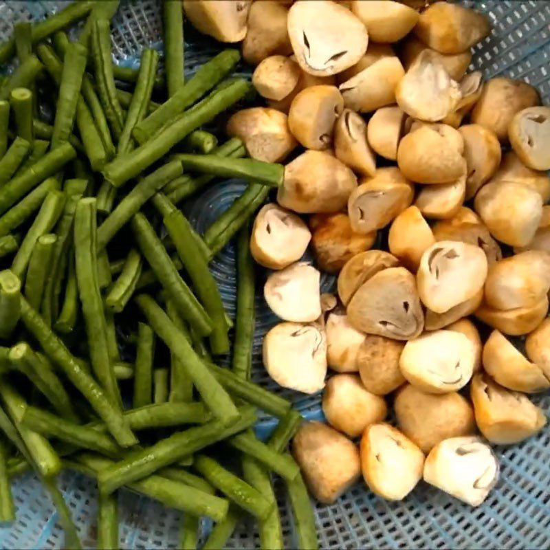 Step 1 Prepare ingredients for Stir-fried Yardlong Beans with Straw Mushrooms