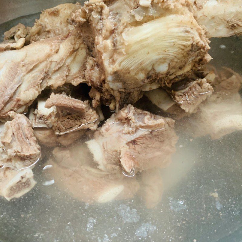 Step 1 Prepare the ingredients for Beef Bone Noodles