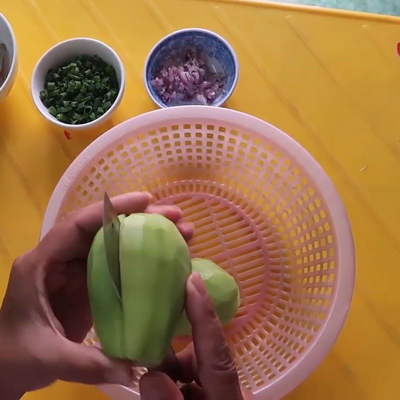 Step 1 Prepare the ingredients for Fresh Shrimp and Chayote Soup