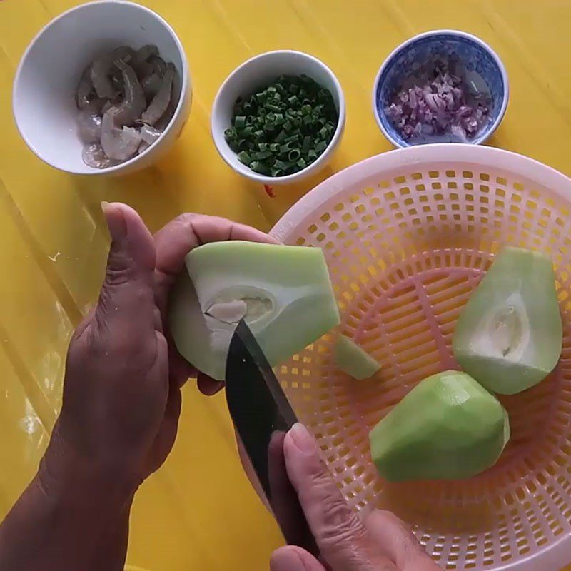 Step 1 Prepare ingredients for fresh shrimp and chayote soup