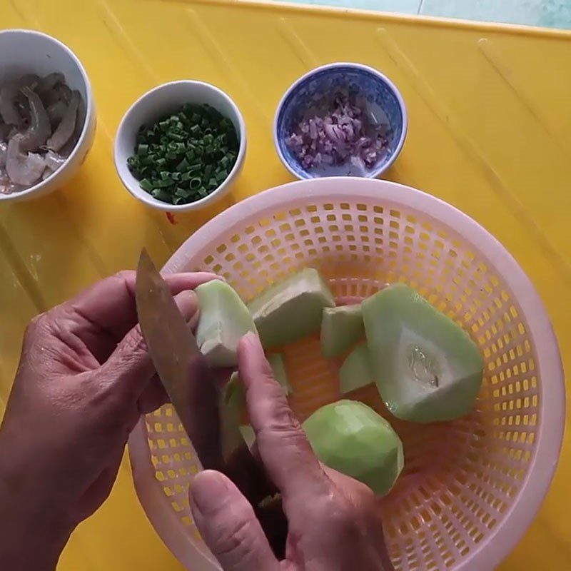 Step 1 Prepare ingredients for fresh shrimp and chayote soup