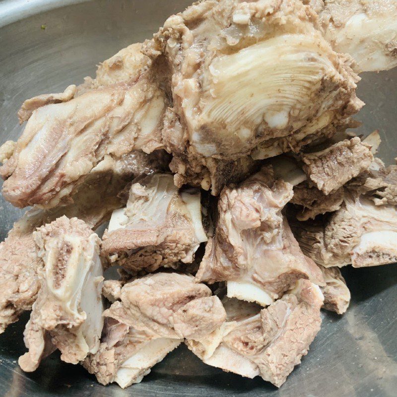 Step 1 Prepare the ingredients for Beef Bone Noodles