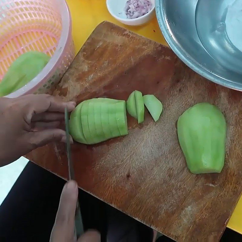 Step 1 Prepare the ingredients for the soup with chayote and mushroom meatballs