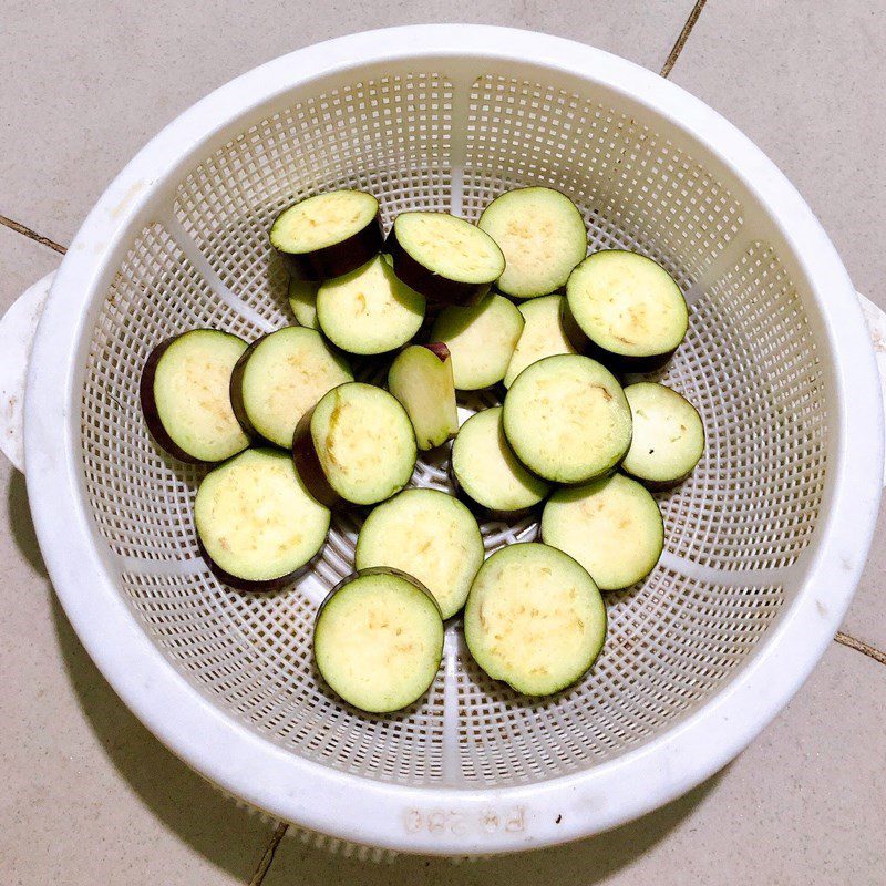 Step 1 Prepare ingredients for steamed eggplant with scallion oil
