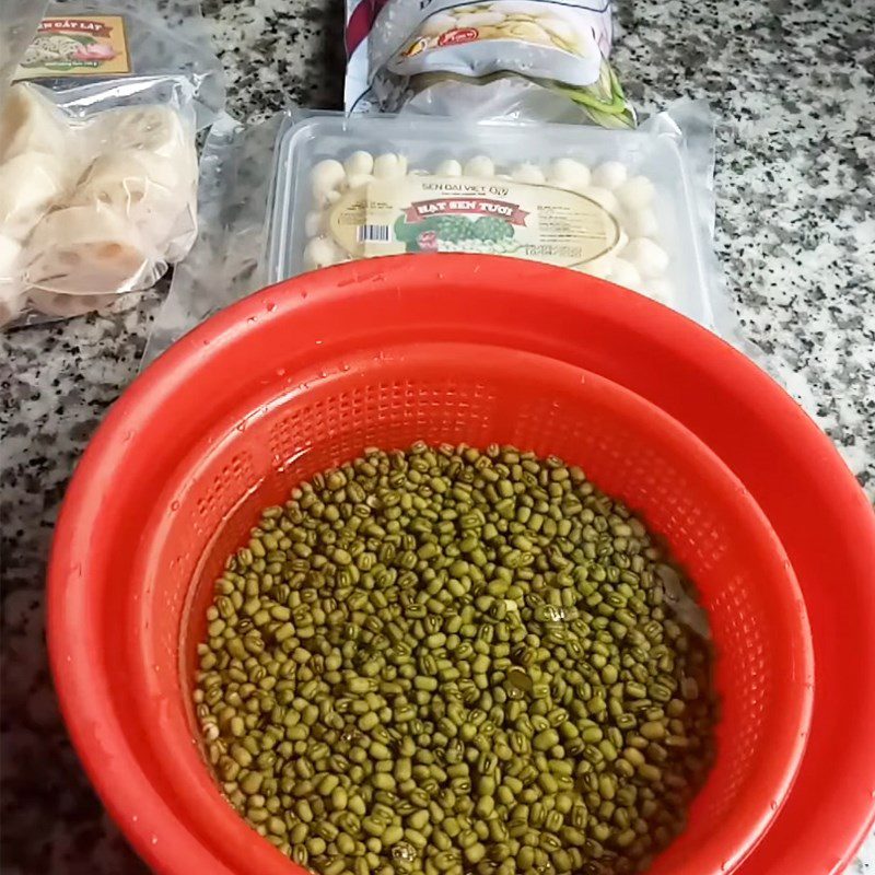 Step 1 Prepare the ingredients for Green Bean Lotus Root Dessert