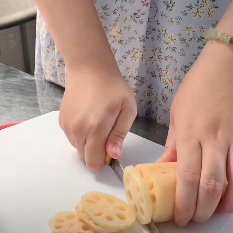 Step 1 Prepare the ingredients for Lotus Root and Taro Sweet Soup