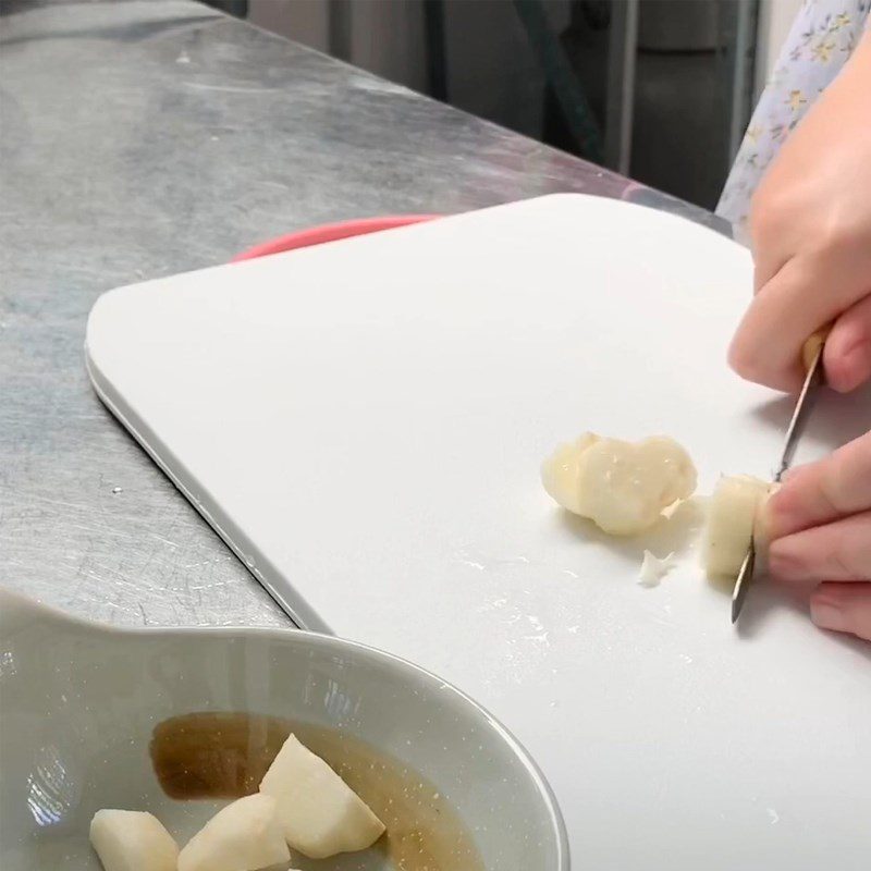 Step 1 Prepare the ingredients for Lotus Root and Taro Sweet Soup