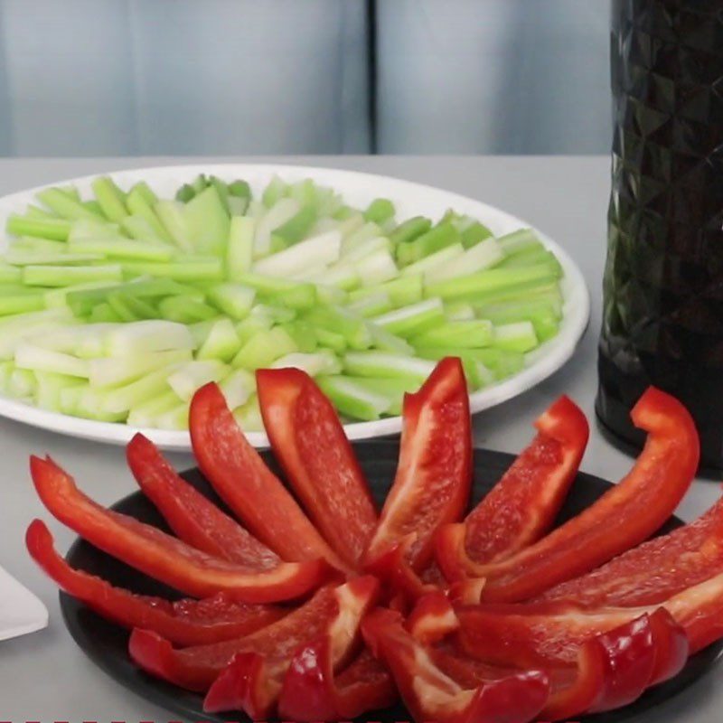 Step 1 Prepare the ingredients for Tomato Watermelon Bell Pepper Juice
