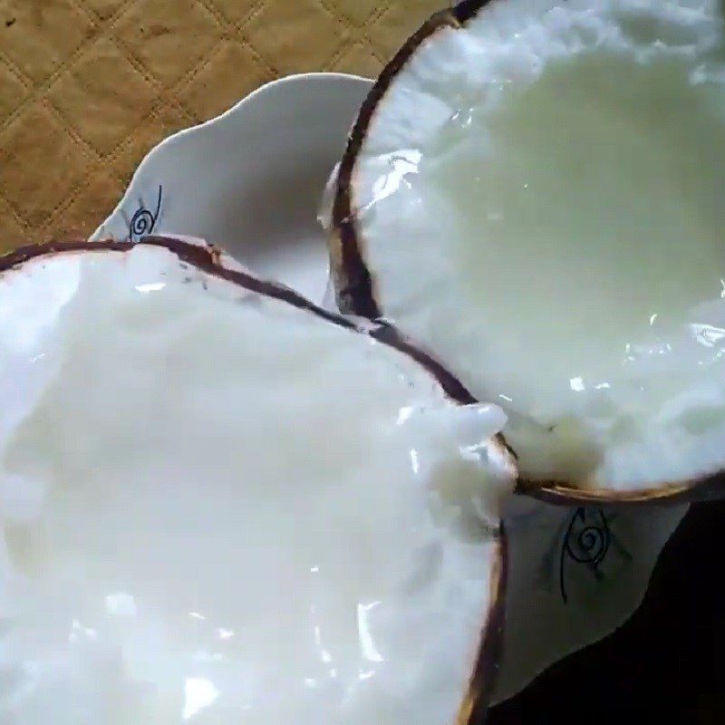 Step 1 Prepare the ingredients for coconut sáp strawberry smoothie