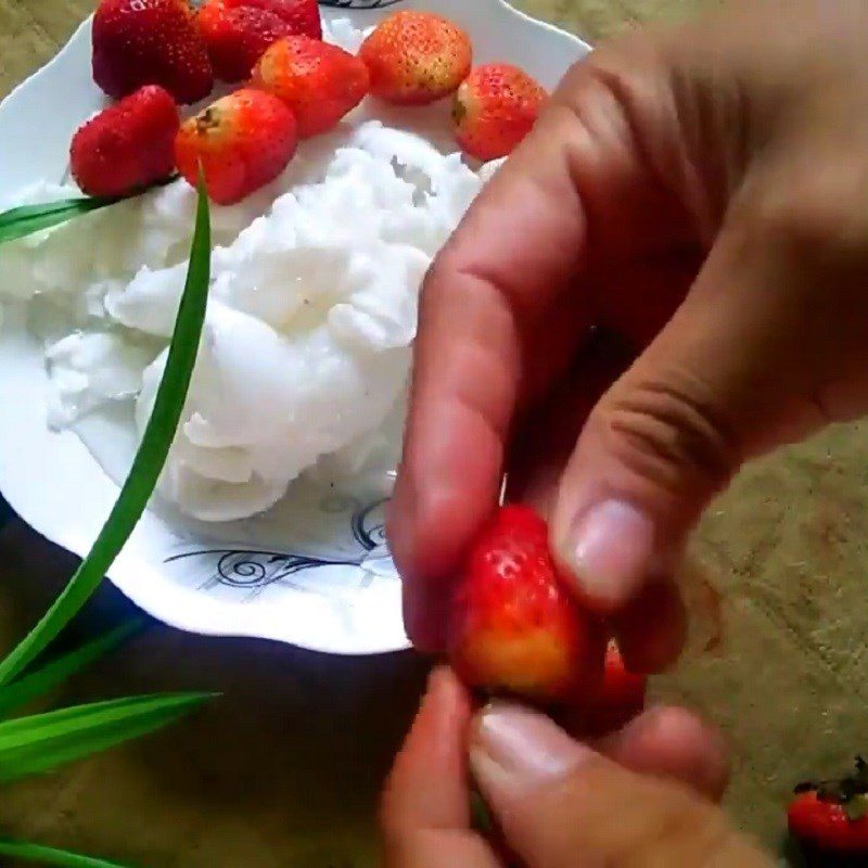 Step 1 Prepare the ingredients for coconut sáp strawberry smoothie