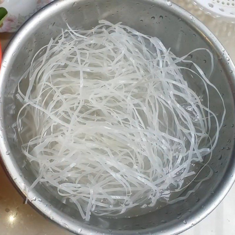 Step 1 Prepare the ingredients for Tomato Rice Noodles with Minced Meat