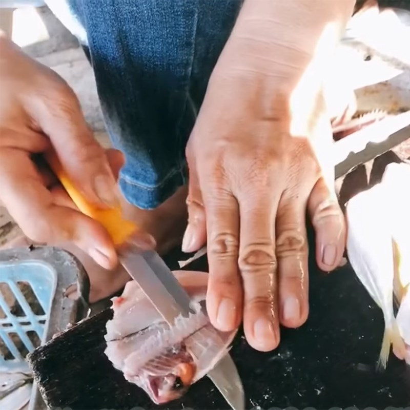 Step 1 Prepare the ingredients for Dried Silver Catfish with One Sun