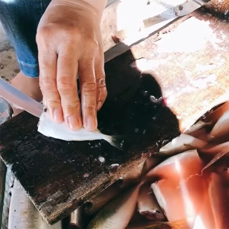 Step 1 Prepare the ingredients for Dried Silver Catfish with One Sun