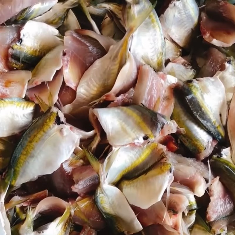 Step 1 Prepare the ingredients for Dried Silver Catfish with One Sun