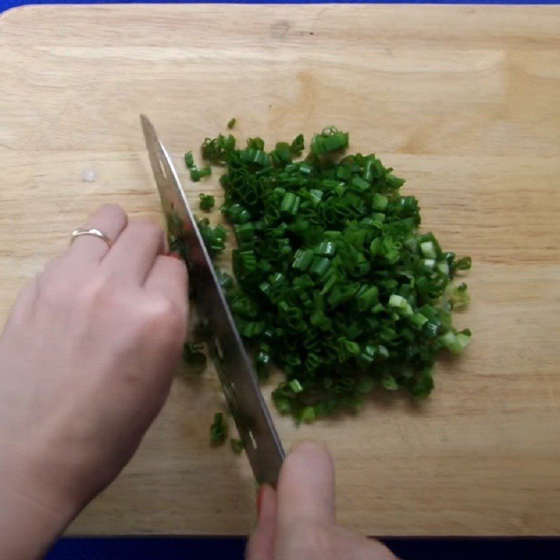 Step 1 Prepare the Ingredients for Grilled Razor Clams with Butter and Onions