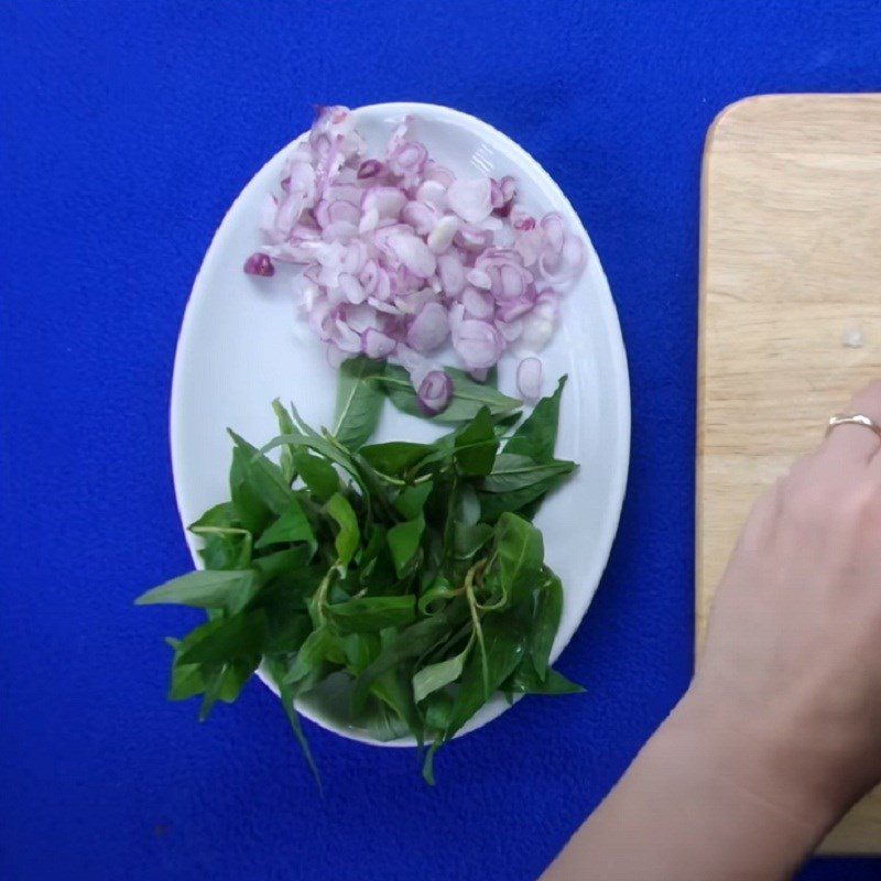 Step 1 Prepare the Ingredients for Grilled Razor Clams with Butter and Onions